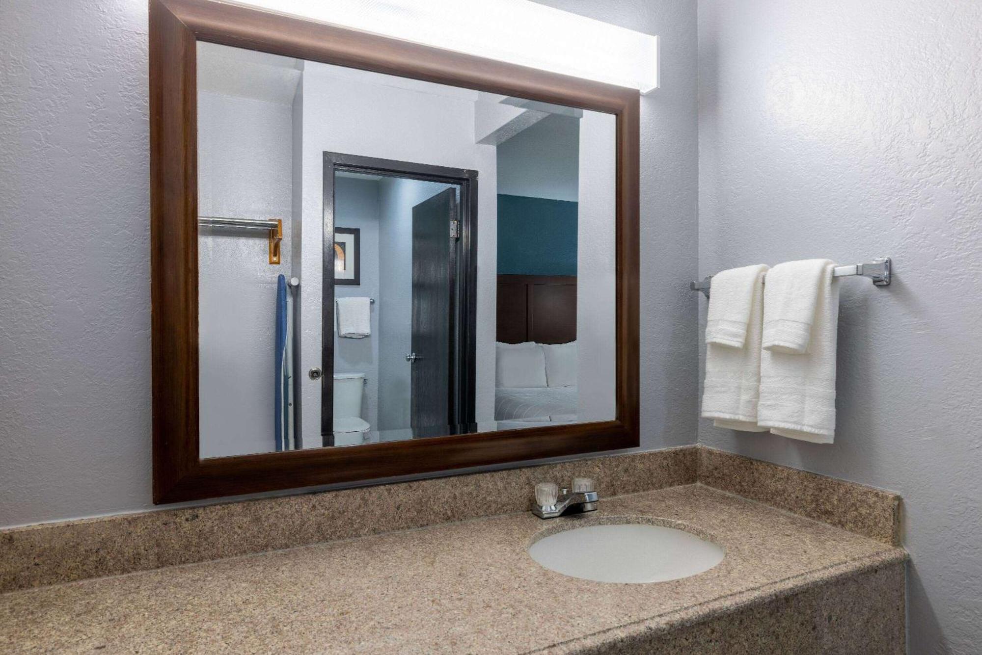 Travelodge By Wyndham ברקלין סנטר מראה חיצוני תמונה
